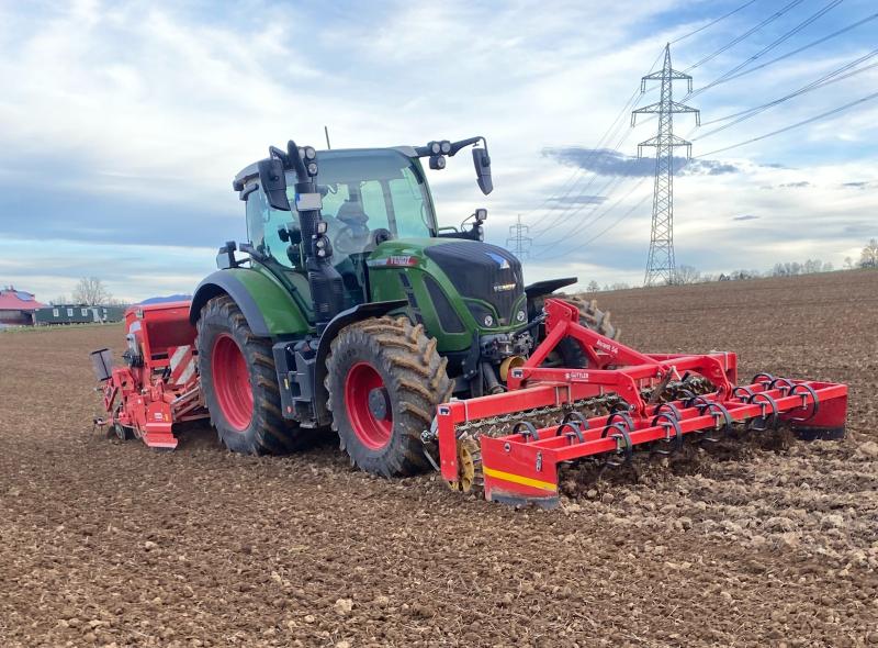 Traktor der ein Feld bewirtschaftet